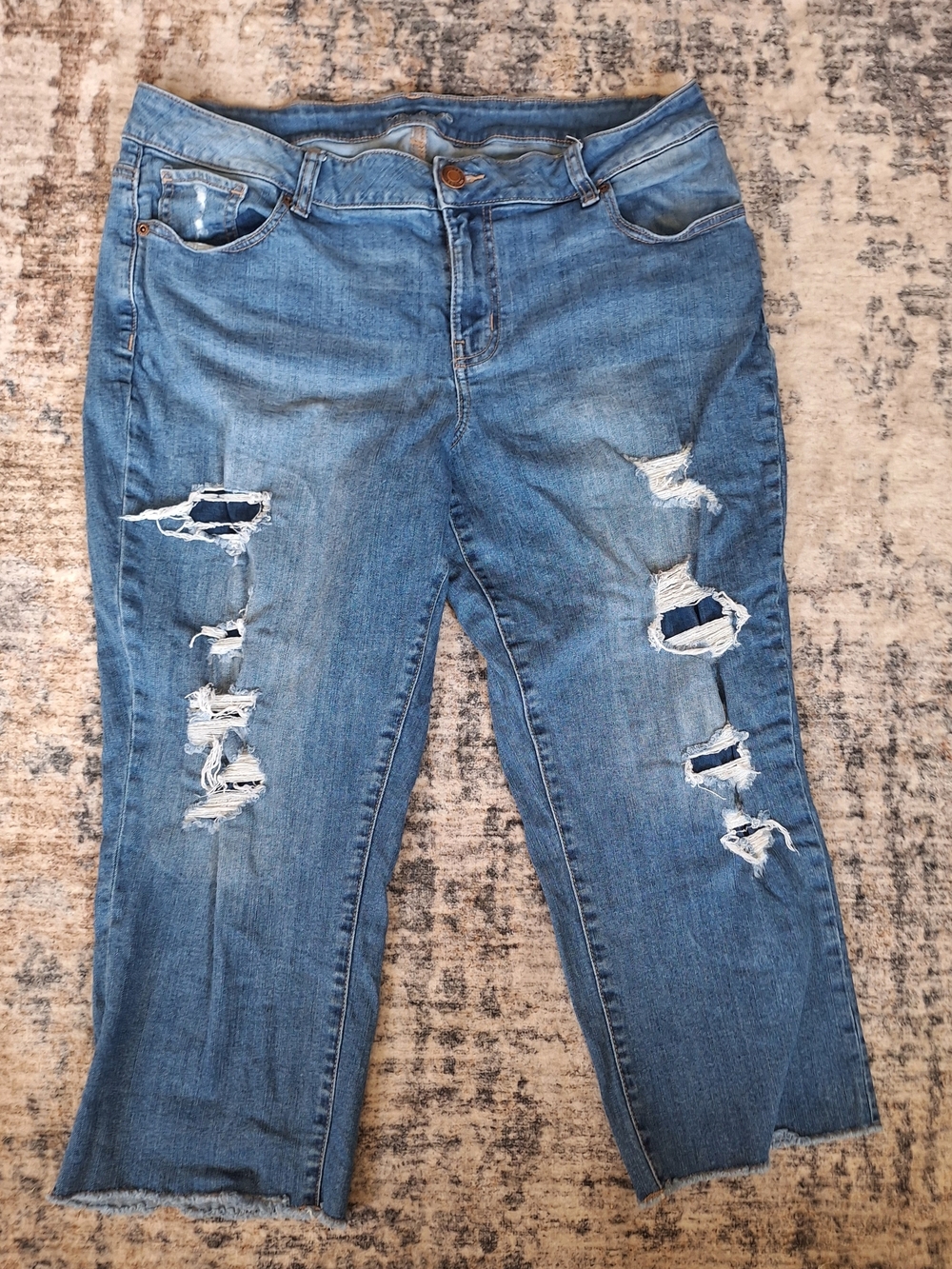 Maurices Distressed Cropped Jeans. Super Cute. 16W